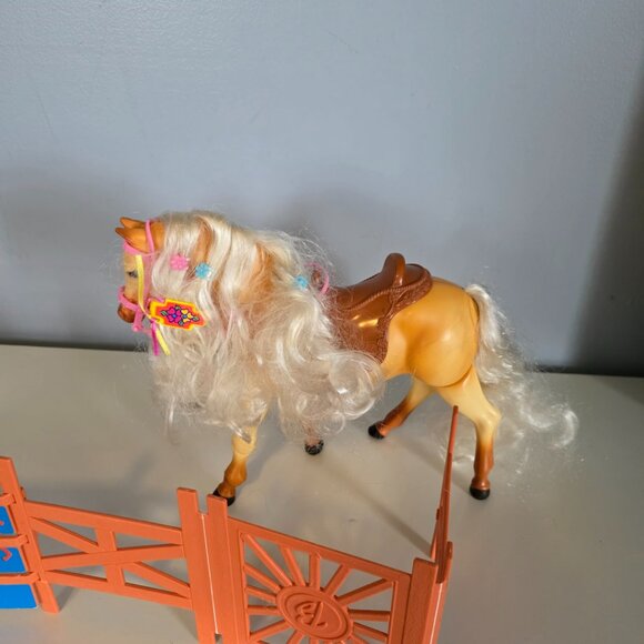 Barbie Horse and Corral - Picture 3 of 6